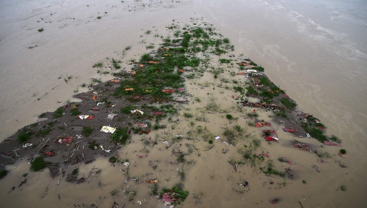 Aumento de agua en el Ganges deja al descubierto cuerpos de fallecidos por COVID en India 7 basura1