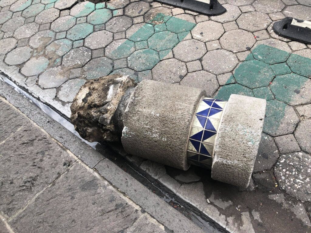 FOTOS: Derriban bolardo de cemento en el Centro Histórico 6 bolardos1