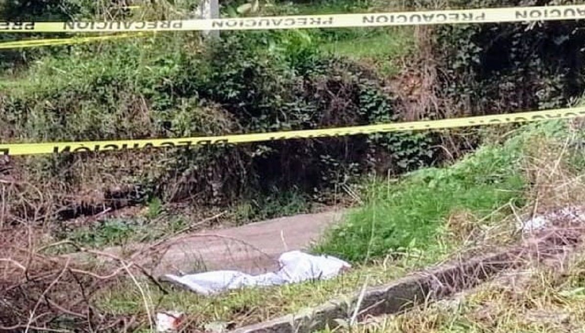 Envuelto en una lona de un partido político y baleado dejan cadáver en Texmelucan 2 cadaver