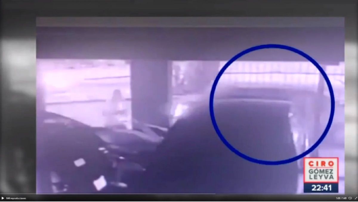 VIDEO: Captan a Polly bajo el auto que la arrolló varias calles 2 cadete polly