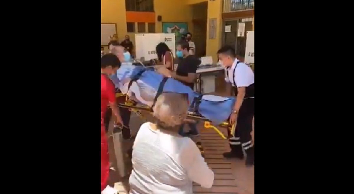 VIDEO: Un hombre llega a votar en camilla y se viraliza 2 camilla