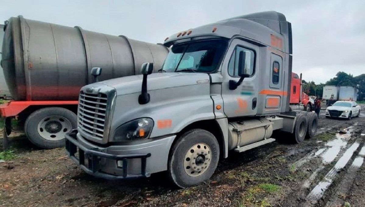 Recuperan vehículos con reporte de robo cargados con alrededor de 104 toneladas de varilla 2 camiones 1