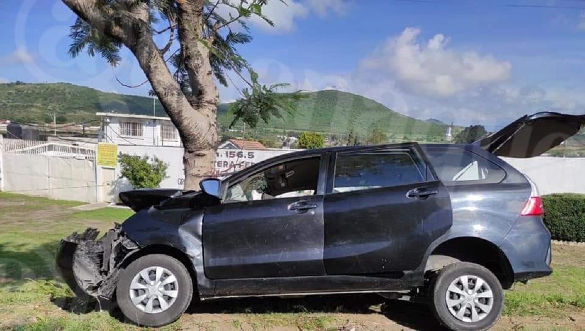 Muere mujer al chocar el taxi pirata en el que viajaba contra un árbol en Atlixco 2 camioneta