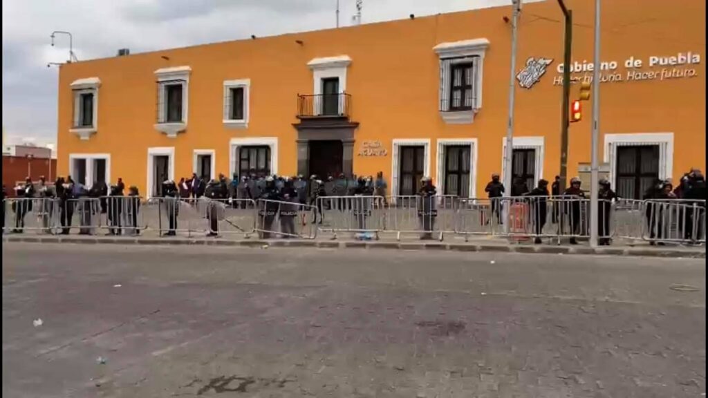 desalojan casa Aguayo normalistas