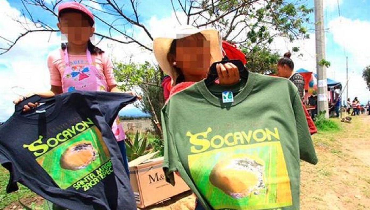 Habitantes de Zacatepec venden playera del socavón en 100 pesos 2 foto playeras 1