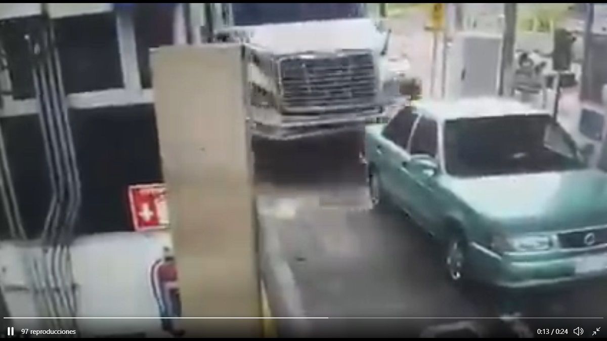 VIDEO FUERTE: El momento exacto del terrible accidente en Jalostitlán que dejó cuatro muertos 2 jalostitlan