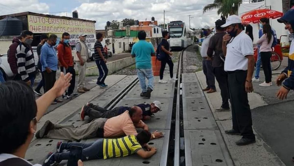 Vecinos de Momoxpan se tiraron en la vía del tren turístico para pedir un semáforo 2 momoxpan 1