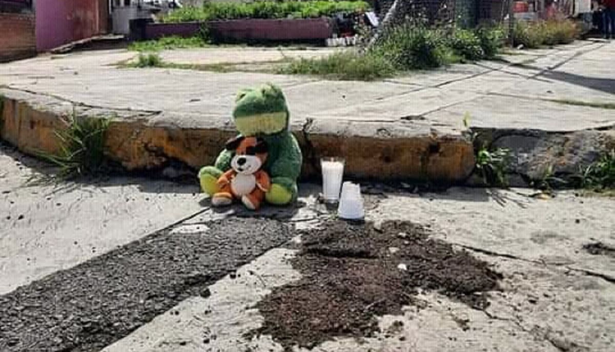 Con peluches, colocan altar en memoria de Ian y Carlos, los niños atropellados en Atlixco 2 ninos fallecidos atropellados. 1