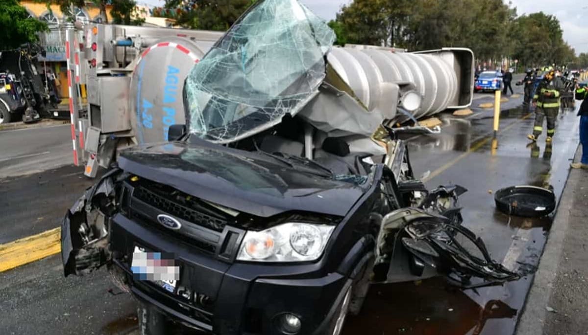 Pipa de agua cae sobre vehículo en Iztapalapa; chofer sobrevive 2 pipa 1