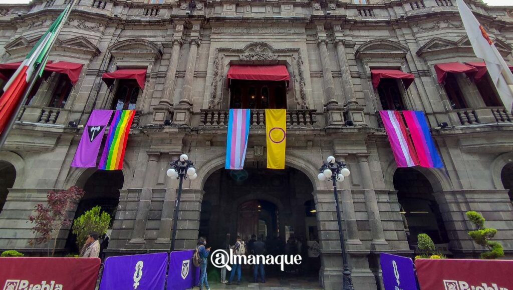 portada banderas LGBT ayuntamiento de Puebla