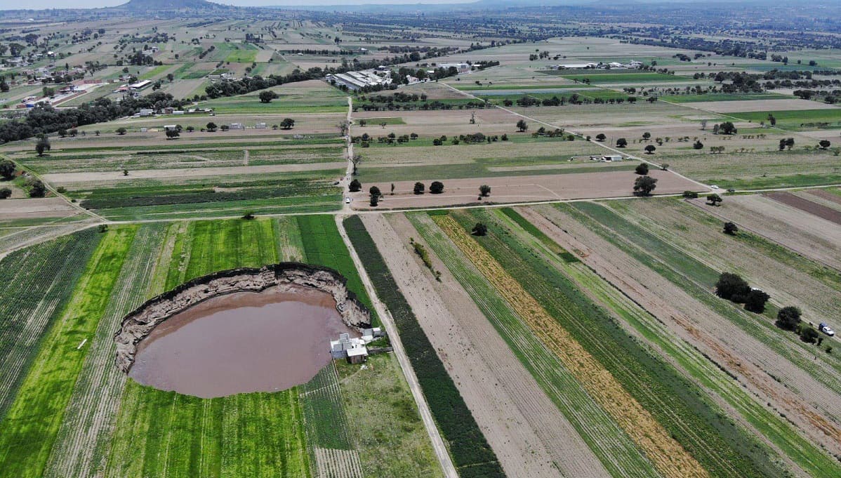 Gobierno de Puebla entrega terreno a familia que perdió su casa en el socavón 2 socavon 1 1