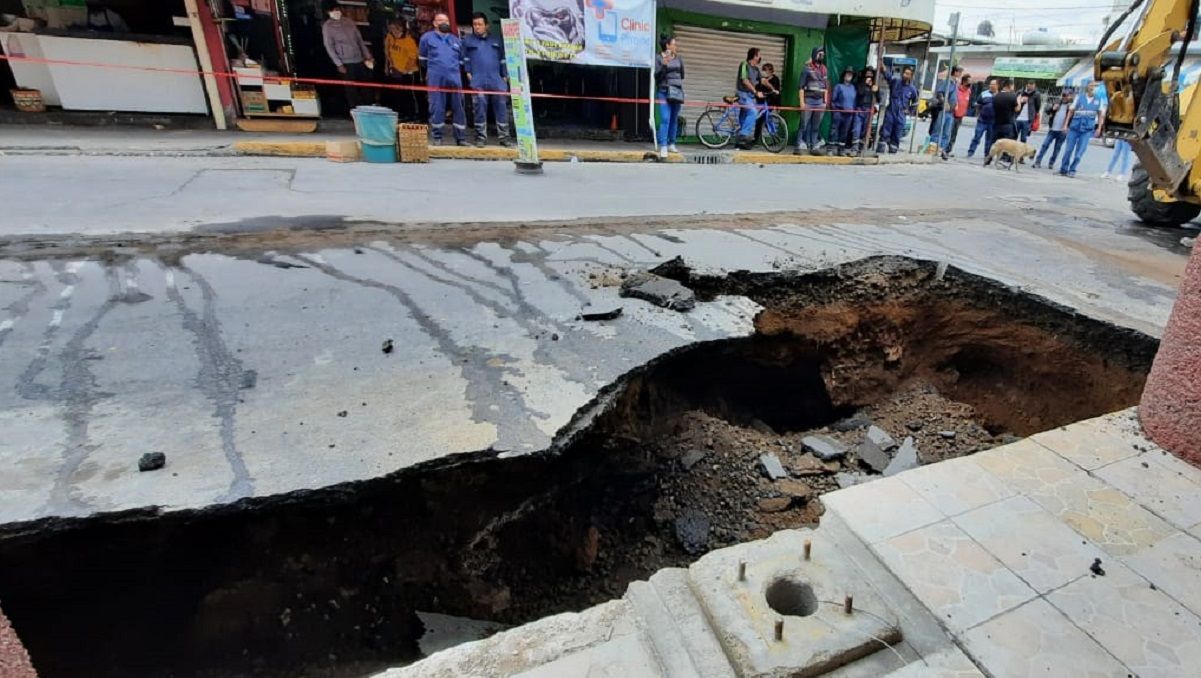 FOTOS: Aparece otro enorme socavón ahora en Iztapalapa 2 socavon 7