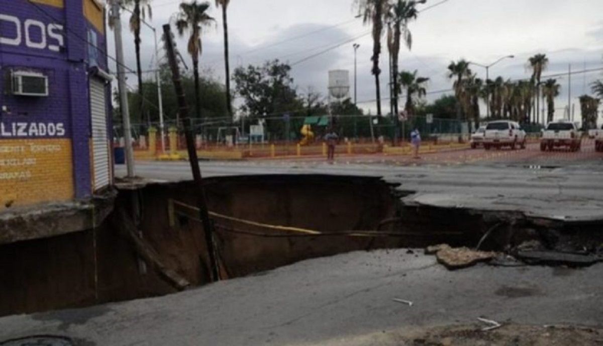FOTOS y VIDEO: Aparece otro socavón gigante, ahora en Tamaulipas 2 socavon nuevo laredo 780x470 1