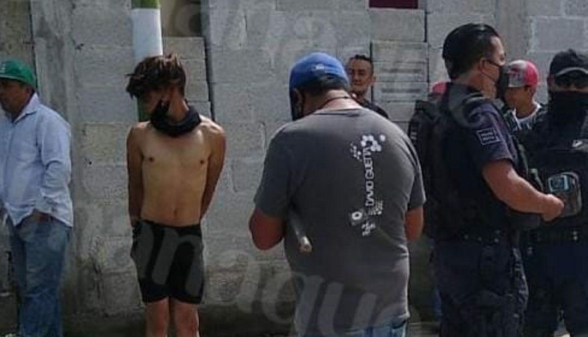 Desnudan y amarran a poste a sujeto que intentó asaltar a mujer ciclista en Amozoc 2 sujeto