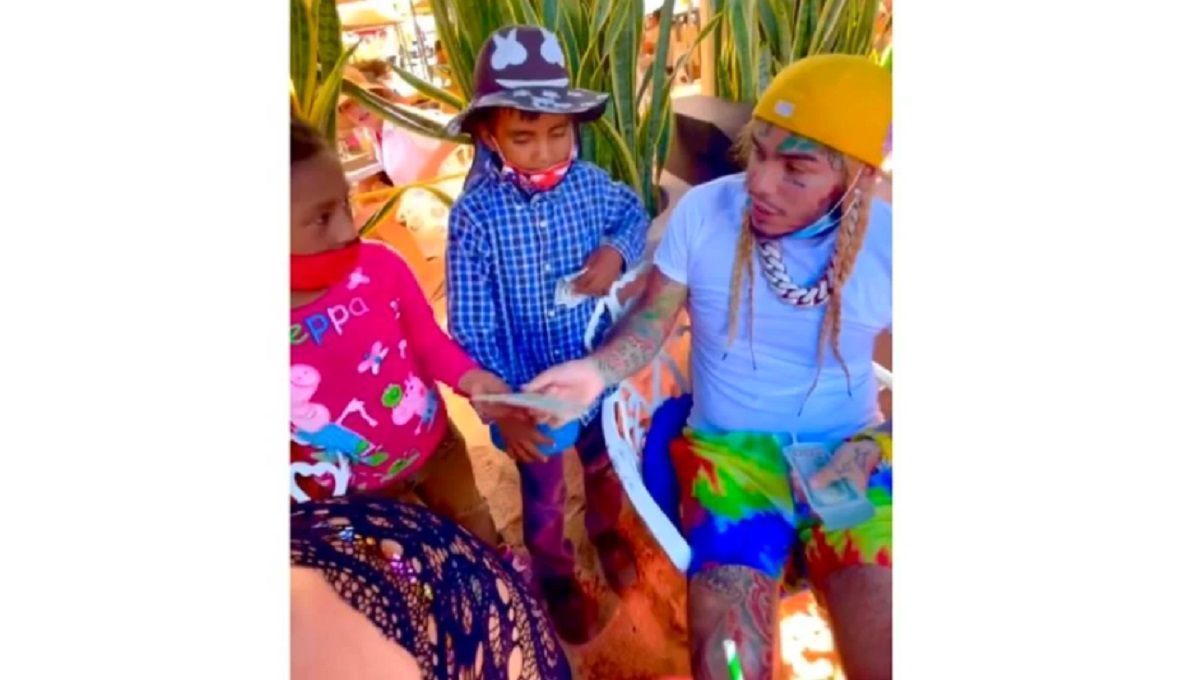 VIDEO: Tekashi69 visita playas mexicanas y regala billetes de 100 dólares a los niños 2 tekashi