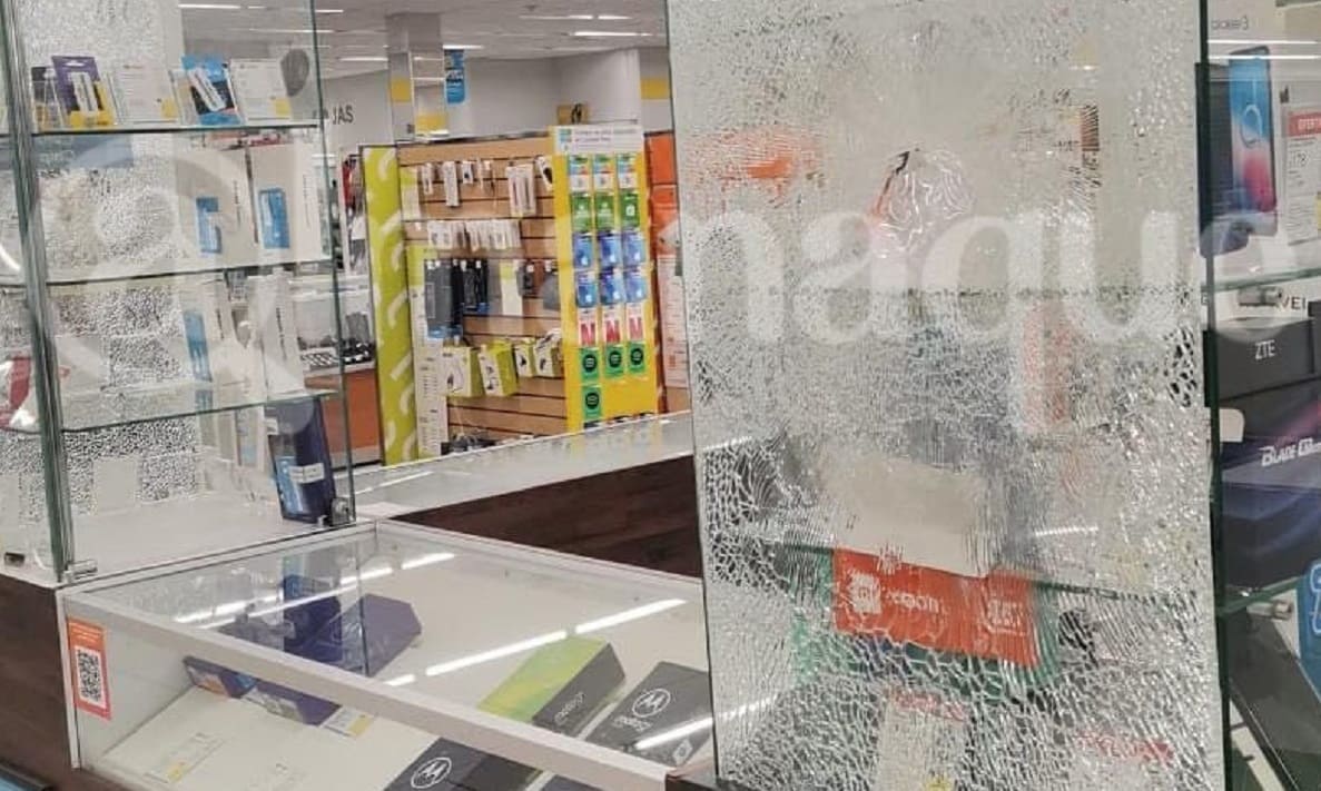 Sujetos roban telefonía y mercancía de Coppel Torrecillas 2 210688277 1798971546941728 4965745292591170540 n 1
