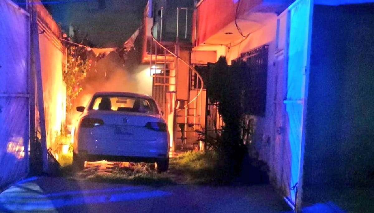 Con cubetas, vecinos y policías apagan dos autos incendiados en domicilio de Puebla 2 Autos incendiados 1