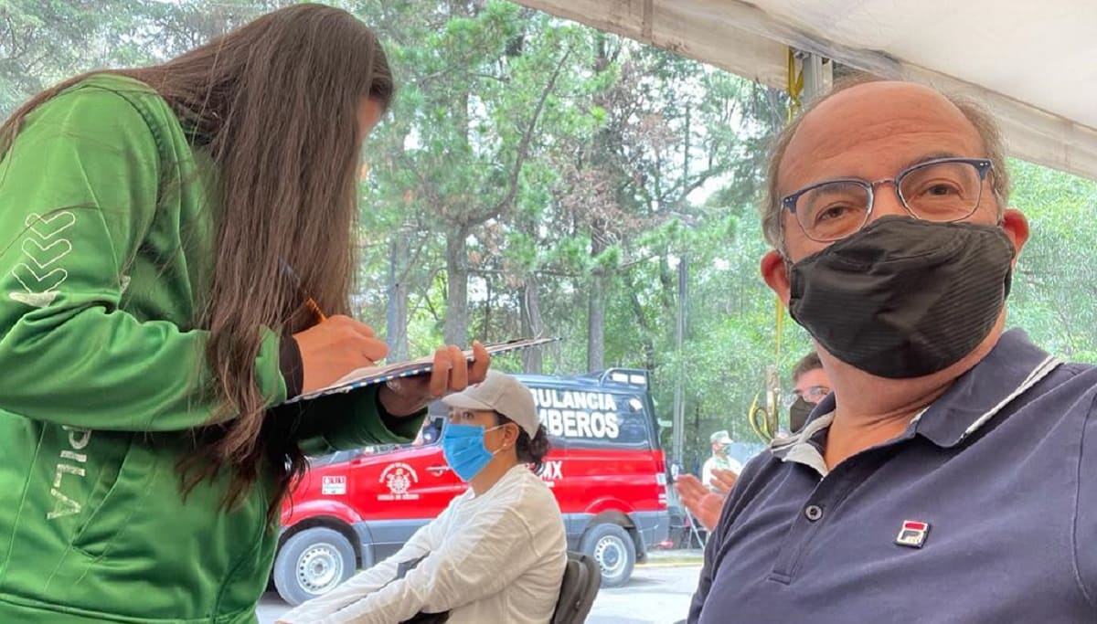 Tras decir que México tardaría 134 años en vacunar, Calderón recibe la segunda dosis 1 Calderon 1