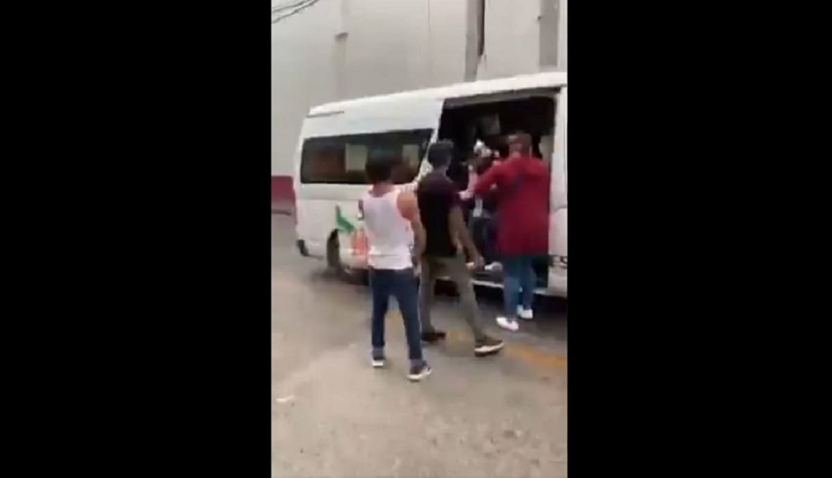 VIDEO: “¡Déjenme ya, ya estuvo” Bajan a golpes a asaltante de combi en Edomex 1 Golpean a ladron en edomex 1