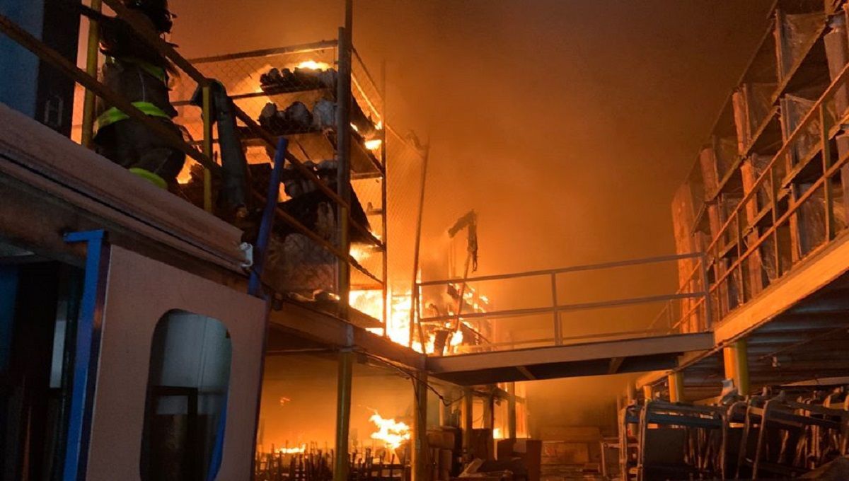 FOTOS y VIDEOS: Incendio consume fábrica de muebles en Tlalnepantla 1 Jesus Lopez