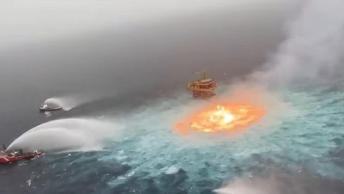 VIDEO: Se incendia ducto de Pemex bajo el mar en Campeche 2