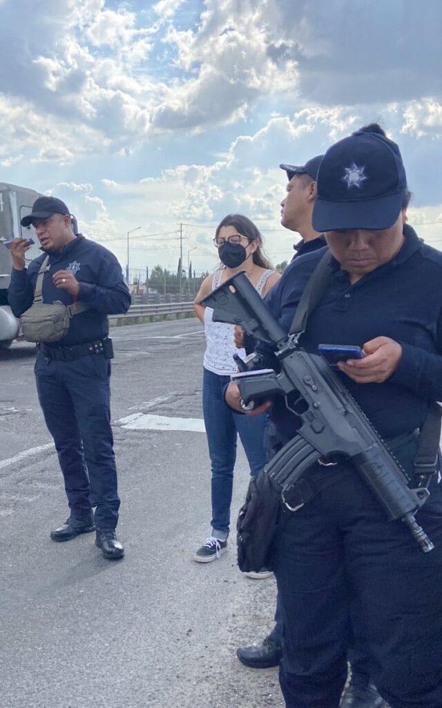 Policías que amenazaron a Estefanía Veloz, ya están detenidos: Barbosa 4 Estefanía Veloz narró que, una mujer policía no la dejaba usar su celular y la amenazó