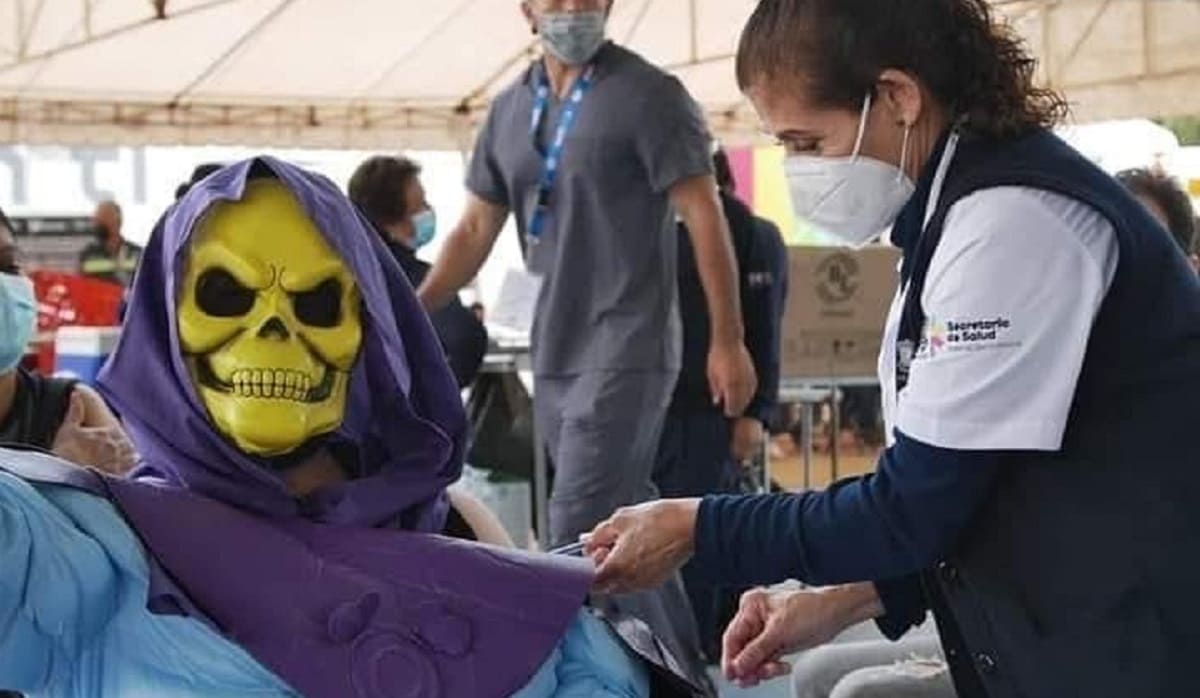 Hasta el "Skeletor" le teme al COVID-19; ya se fue a vacunar 1 Skeletor 1