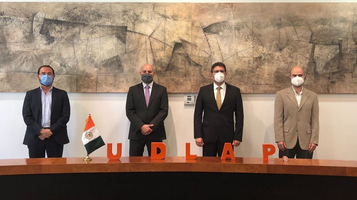 Oficializan llegada de Ríos Piter a la UDLAP; un notario certificó el nombramiento 2 UDLAP