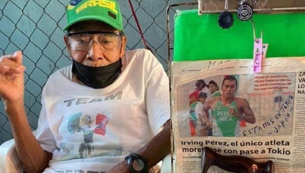 Abuelito apoya a nieto