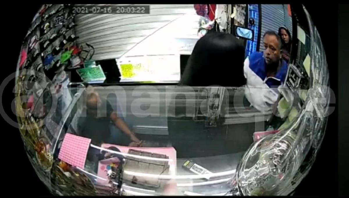 Sujeto le escupe en la cara a una empleada en la plaza "La Raza" en Puebla 1 agrede a empleada 1