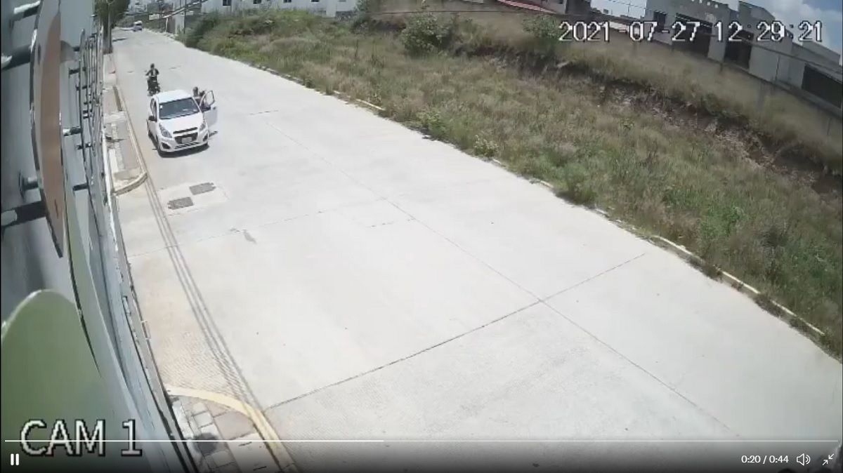 VIDEO: Roban un auto a plena luz del día en Cuautlancingo 2 auto