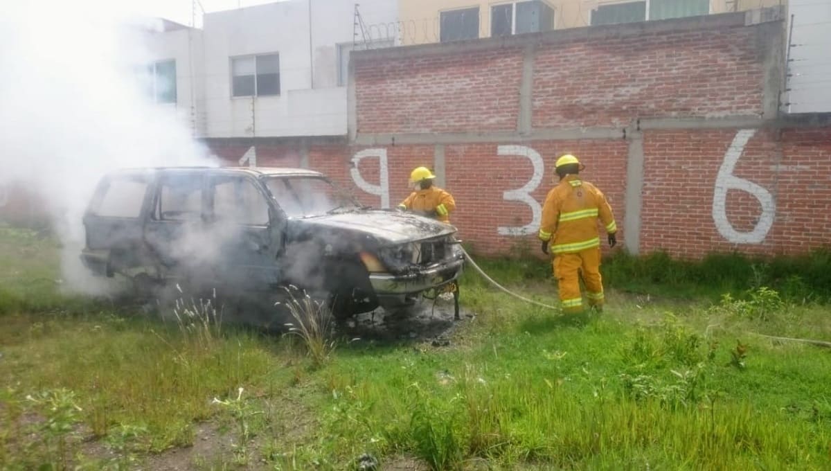 Prenden fuego a camioneta cerca de Explanada Puebla 4 camioneta.