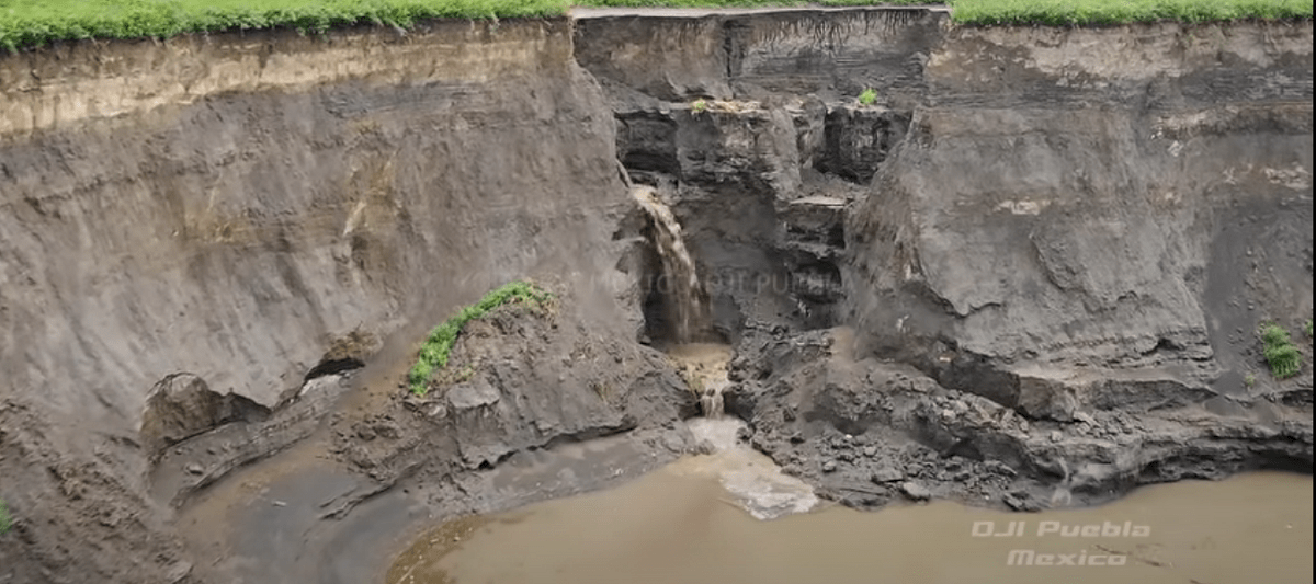 Se forma cascada dentro del socavón en Santa María Zacatepec (VIDEO) 1 cascada socavon