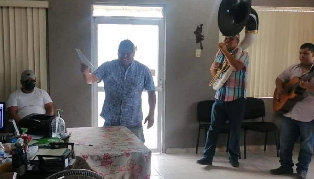 VIDEO: Hombre festeja su divorcio con todo y banda afuera del registro civil 2 divorcio 1