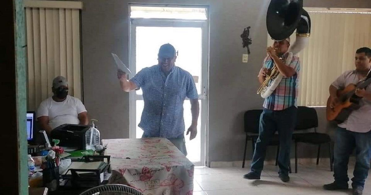 VIDEO: Festeja su divorcio cantando con banda afuera del registro civil 2 divorcio