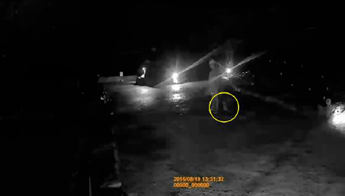 VIDEO: Pareja capta fantasma que les dijo que se fueran dentro de una cueva 2 fantasma