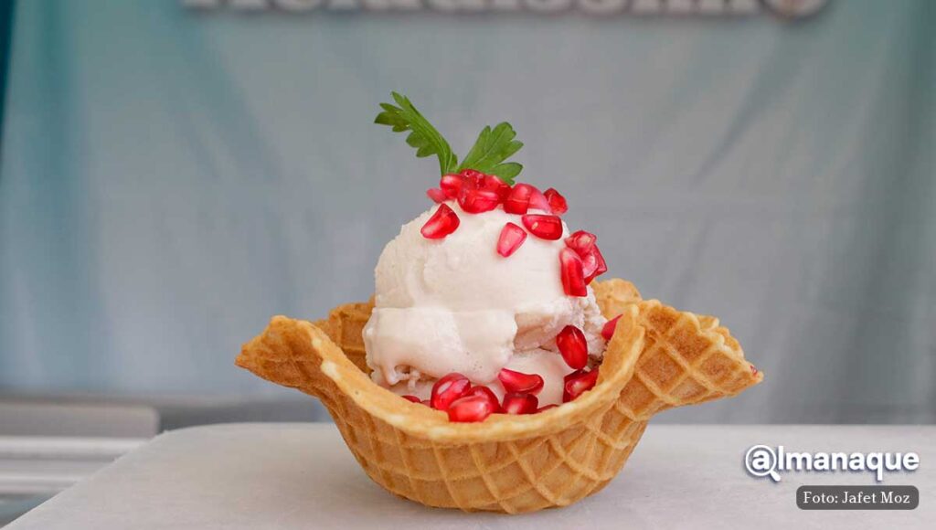 El helado es decorado con granada y una rama de perejil