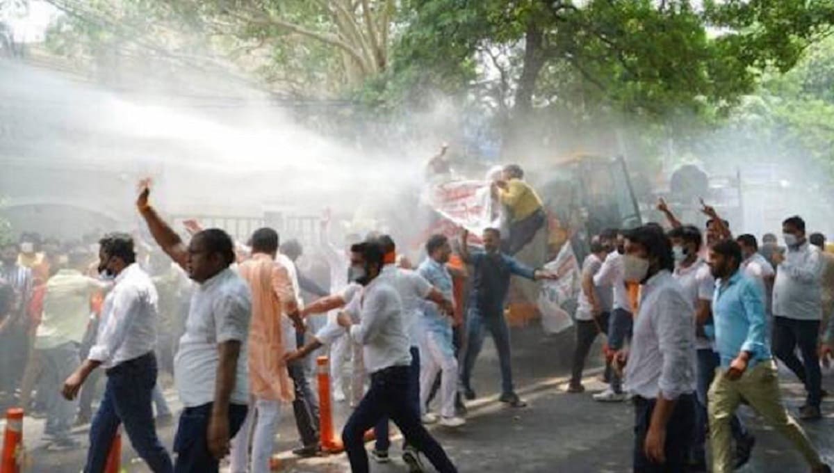 Reprimen con cañones de agua a manifestantes que reclamaban falta del servicio en India 2 india delhi canones agua