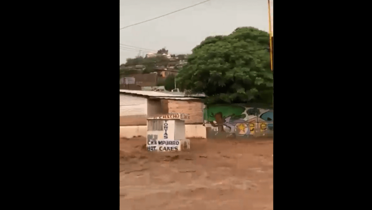 VIDEO: Inundación en Sonora se lleva automóviles y un carrito de tortas 3 inundacion sonora 1