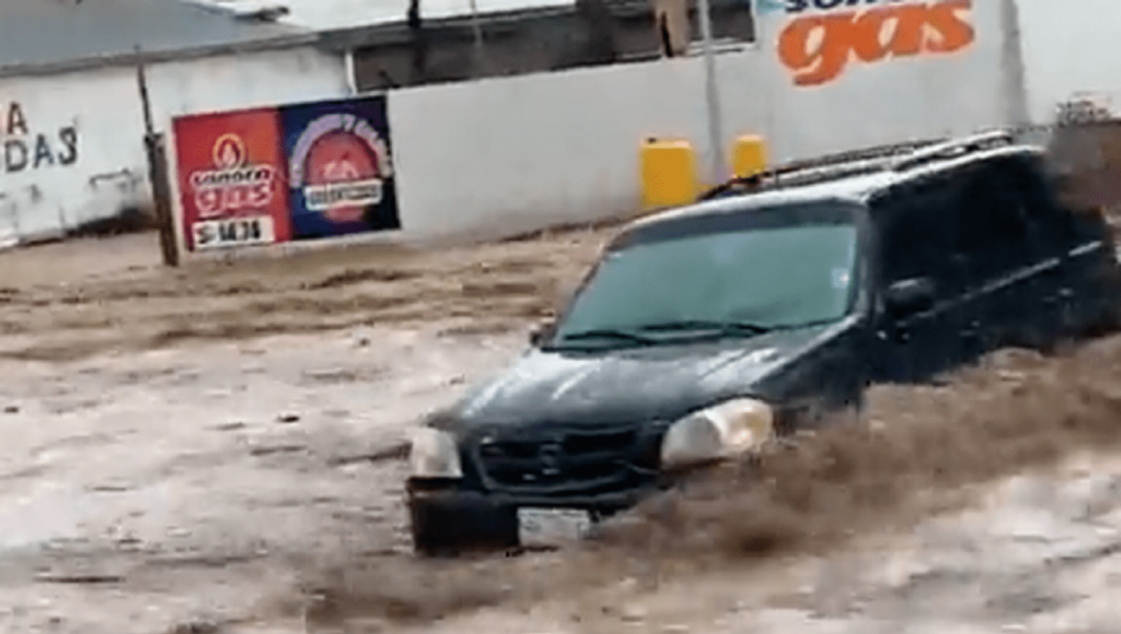 VIDEO: Inundación en Sonora se lleva automóviles y un carrito de tortas 4 inundación en Sonora