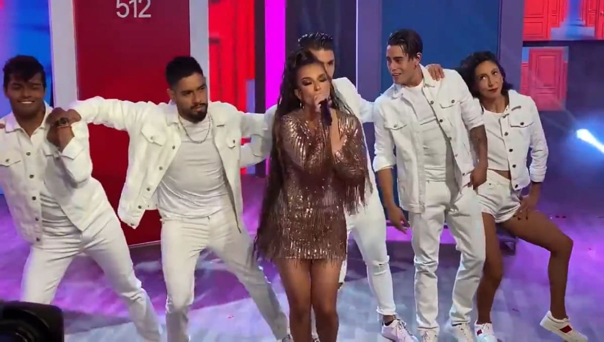 En redes se burlan de Laura G tras cantar "El chico del departamento 512" 2 laura g 1