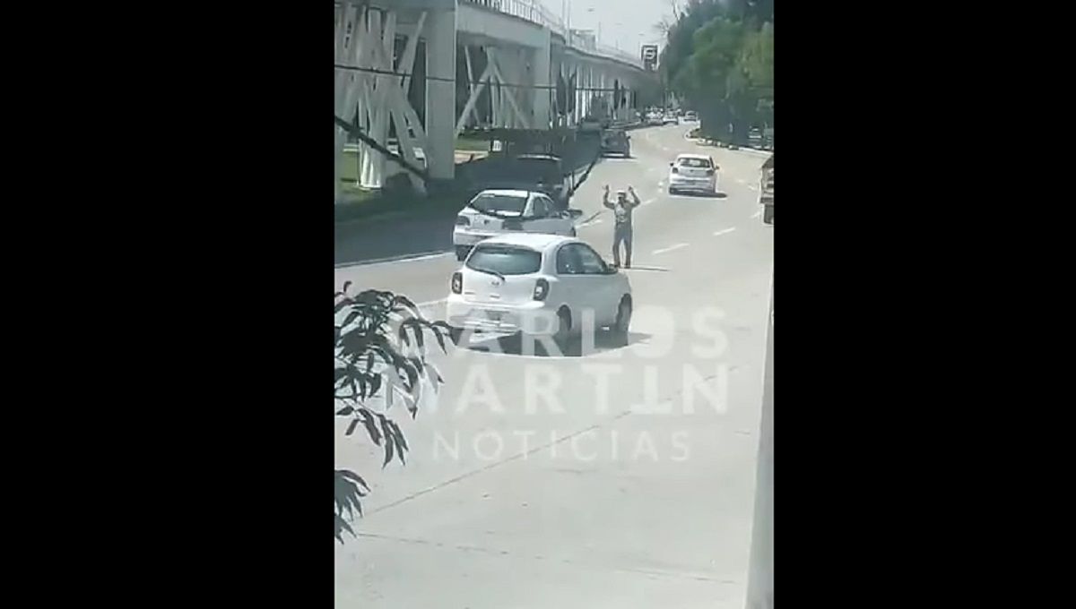 VIDEO: Un hombre de la tercera edad juega con su vida y se para en medio del Hermanos Serdán 2 loco