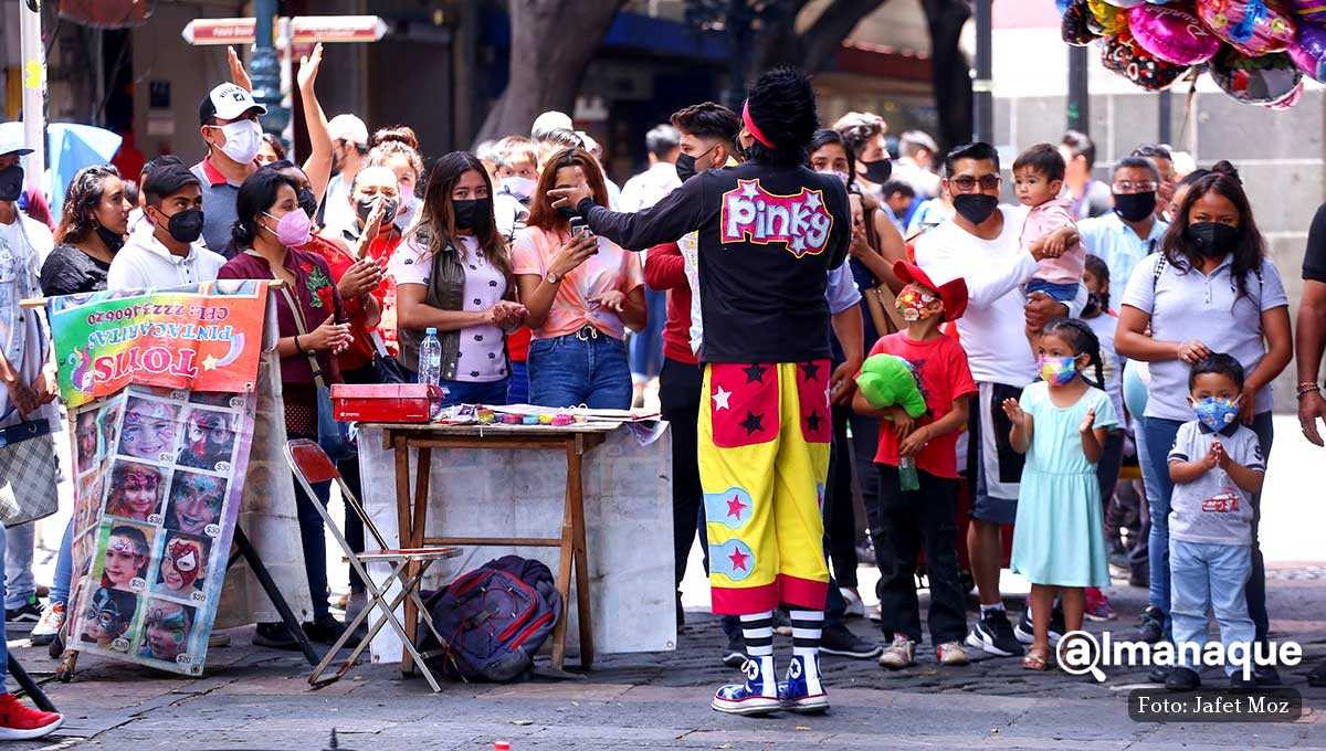 Sin miedo a la tercera ola: poblanos atiborran el zócalo de Puebla con show de payasos 4 payasitos zocalo de puebla covid19 1