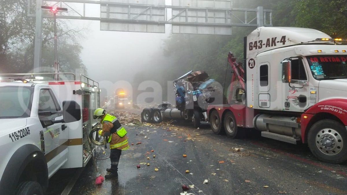 Tráiler cargado con verdura vuelca y muere chófer en la Puebla-Orizaba 3 puebla orizaba