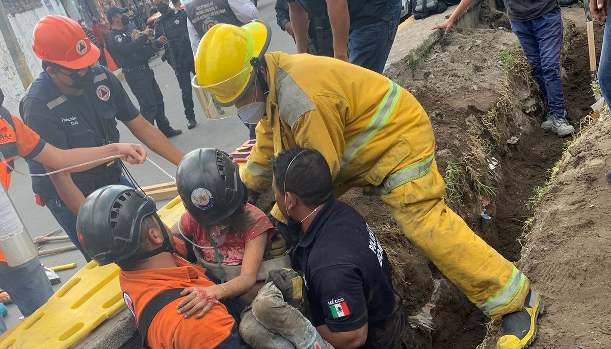 Hombre de la tercera edad y niña quedan atrapados al caer a una zanja en San Jerónimo Caleras 3 rescate