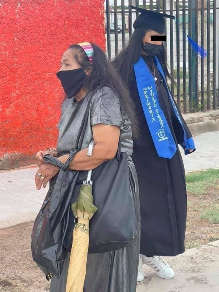 FOTOS: Extraño se ofrece a llevar a su caravana de graduación a una niña y se viraliza 5 Sofía y su madre