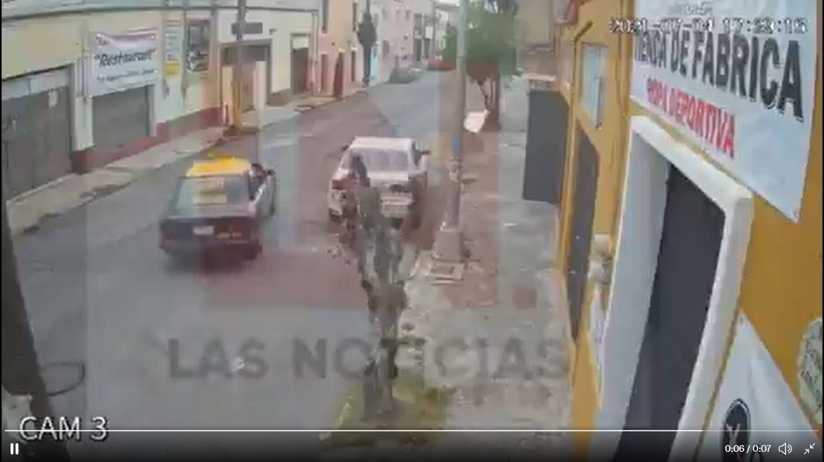 VIDEO: Taxista le pega a un auto estacionado en el Barrio de Santiago y se da a la fuga 2