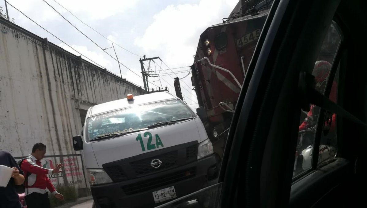 Combi choca contra el tren al intentar ganarle el paso en Xochimehuacán 1 tren ruta12