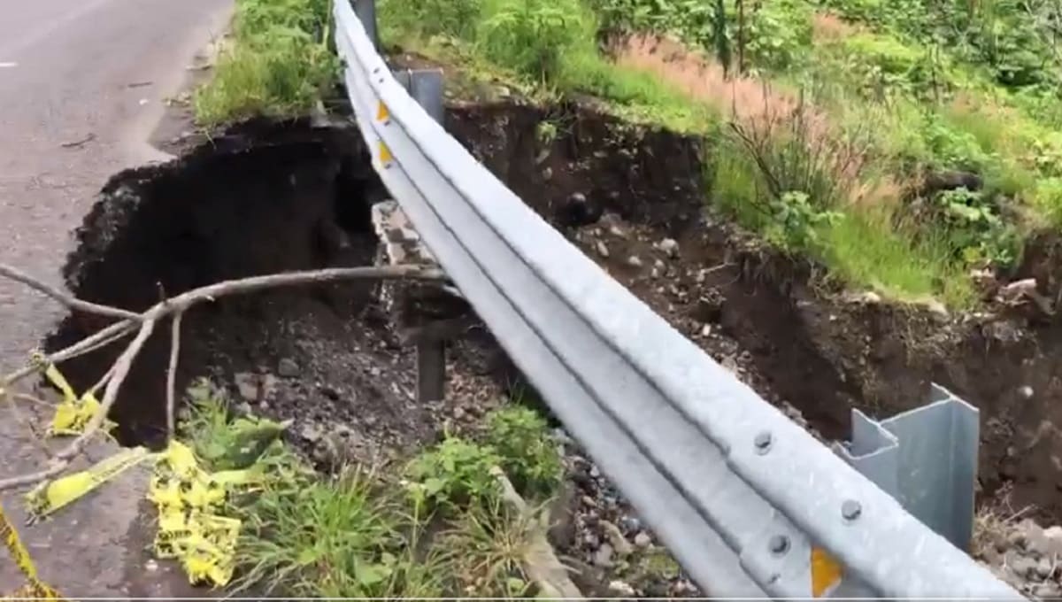 Aparece tremendo socavón en carretera de Atlixco 2 volkswagen caravana 2