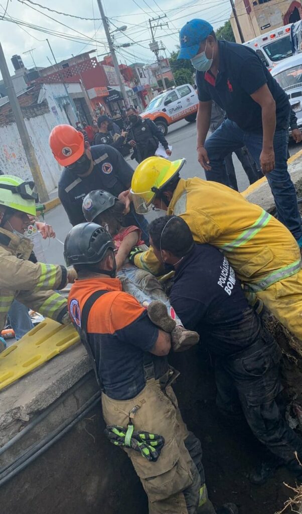 Hombre de la tercera edad y niña quedan atrapados al caer a una zanja en San Jerónimo Caleras 4 zanja